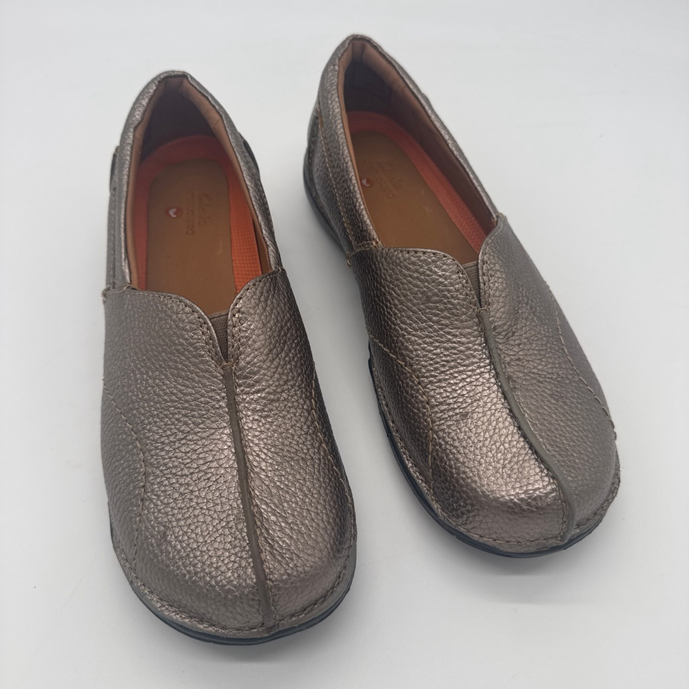 CLARKS Unstructured Bronze Metalic Pebbled Leather Loafers Size 7M
